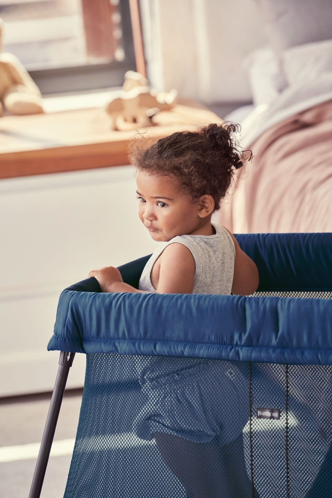 Travel Crib Light with Fitted Sheet Bundle F9471