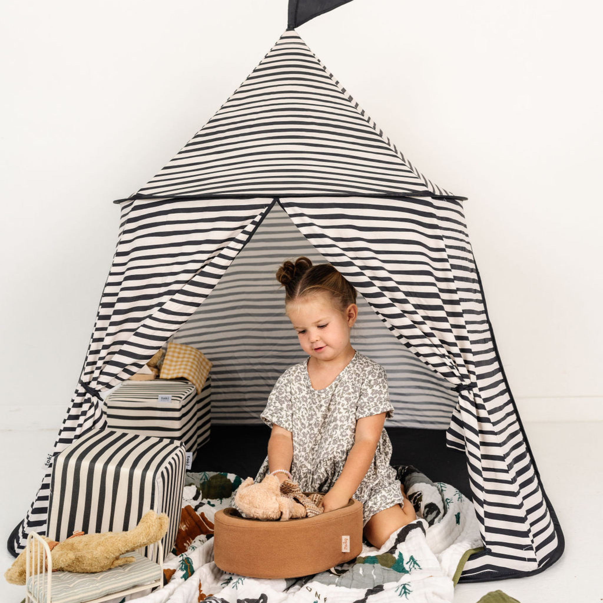 Kids Bold Stripe Play Tent X646