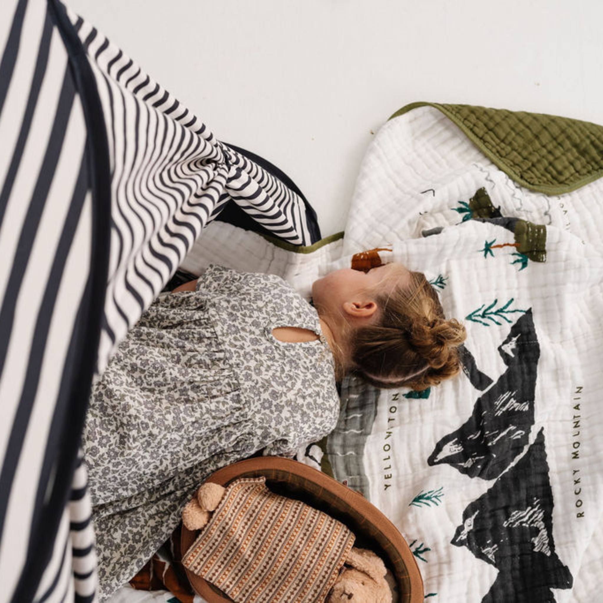 Kids Bold Stripe Play Tent X646