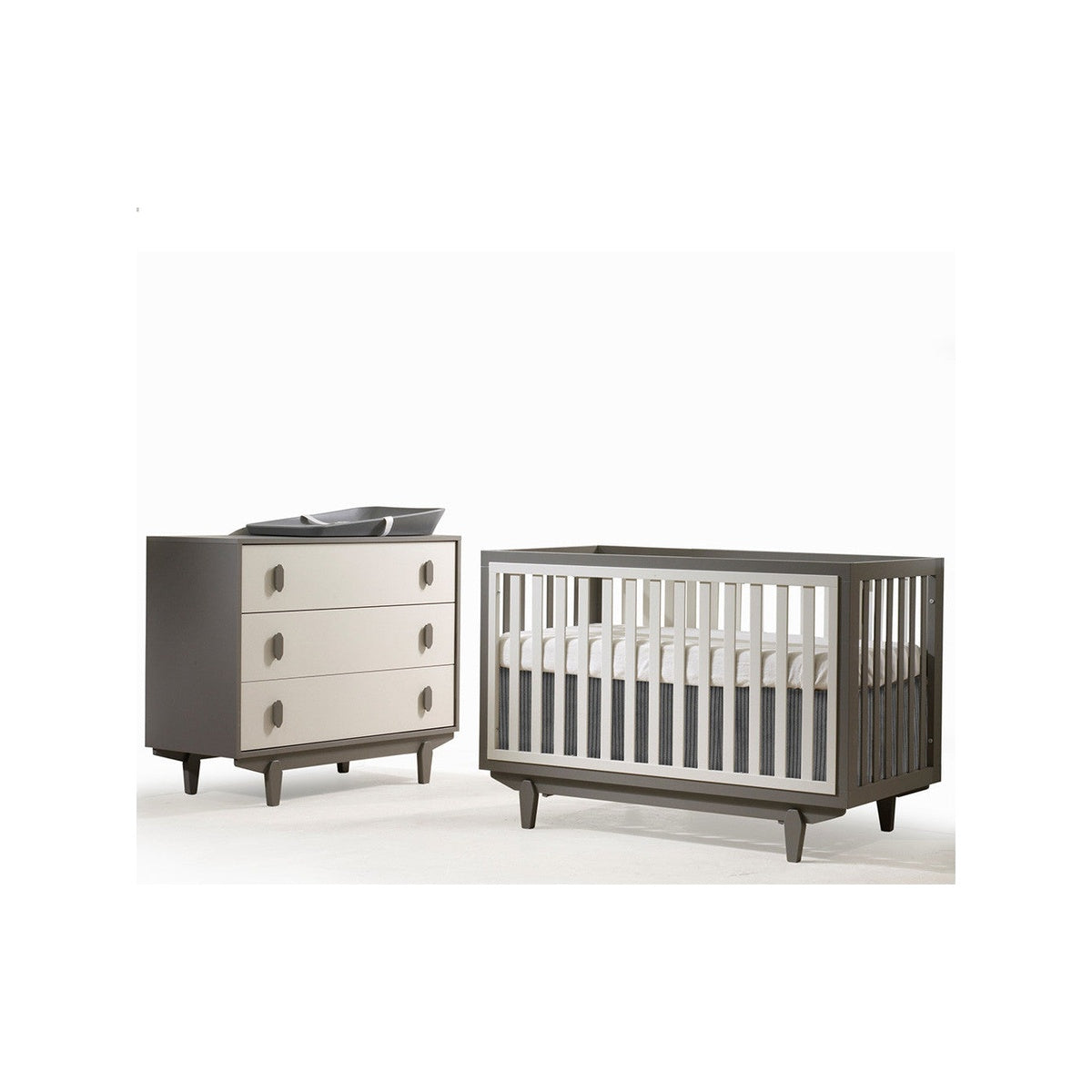 Classic Crib and 3 Drawer Dresser XL M366