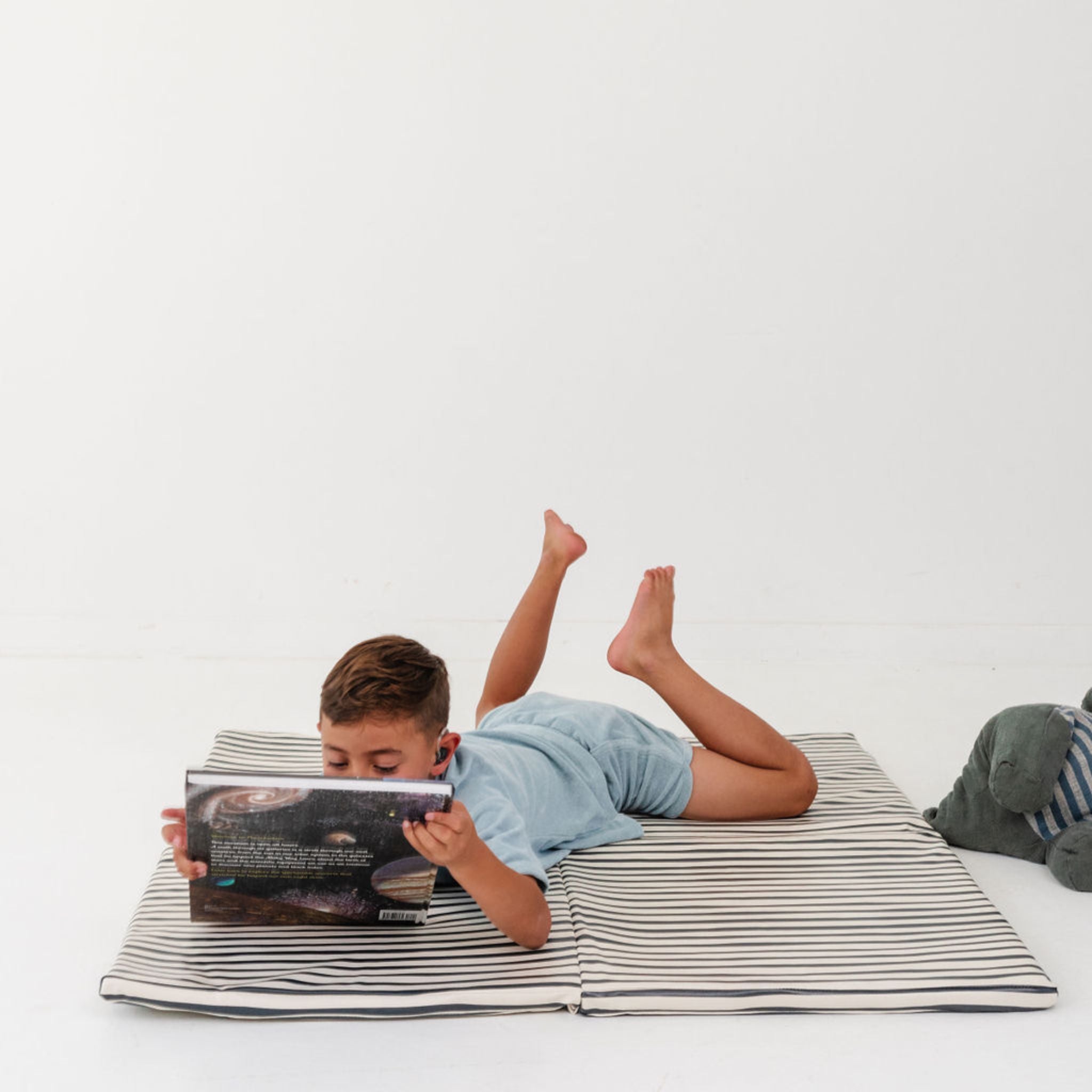 Vegan Leather Mat with Bold Stripe H69011