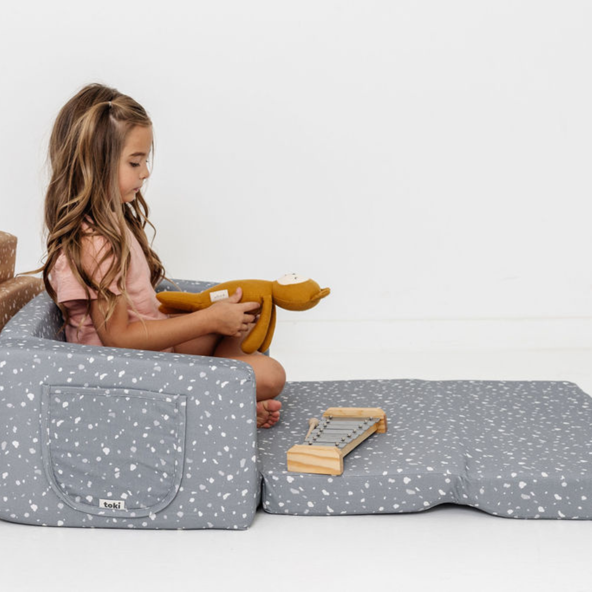 Terrazzo Slate Play Couch N240647