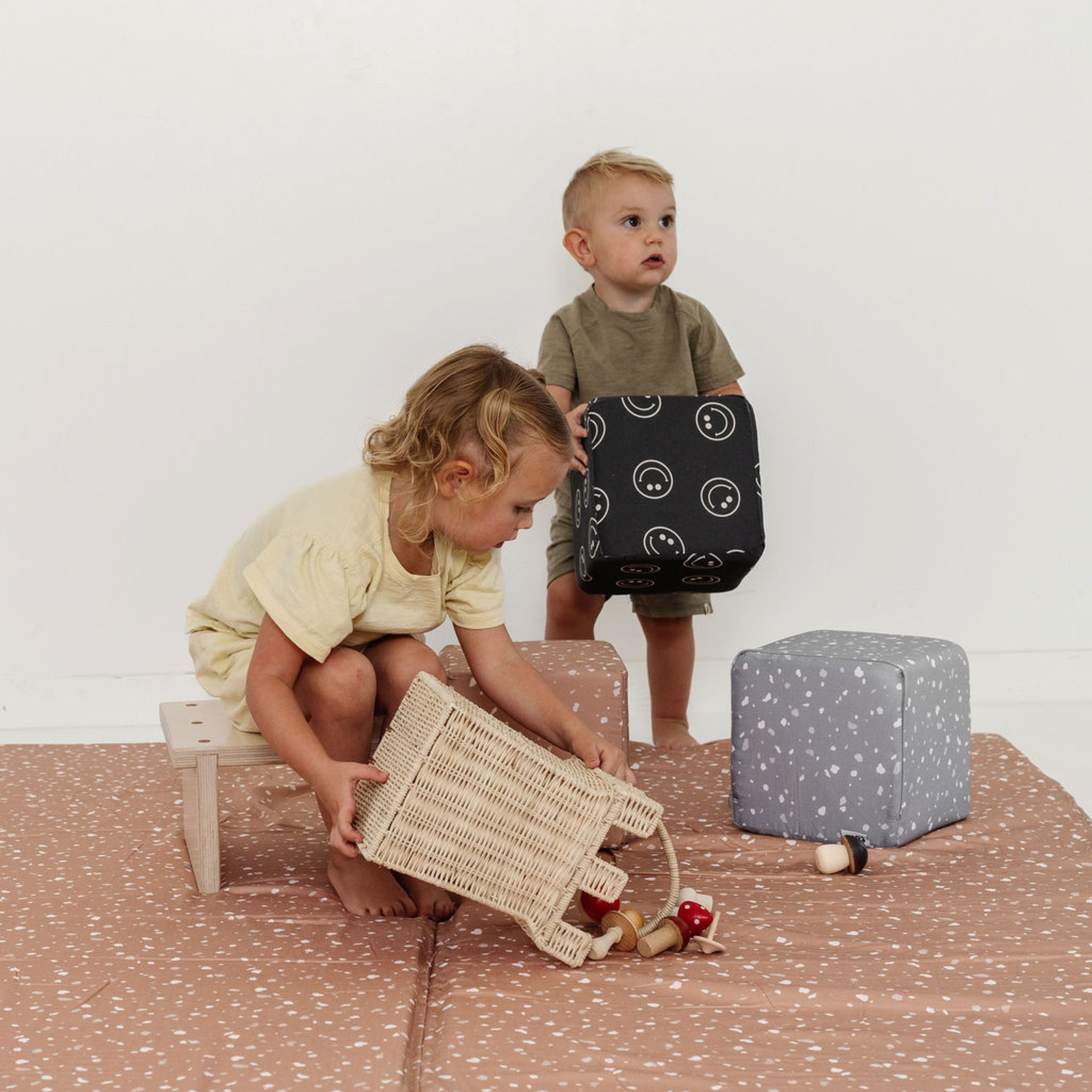 Terrazzo Slate Play Cube X935280