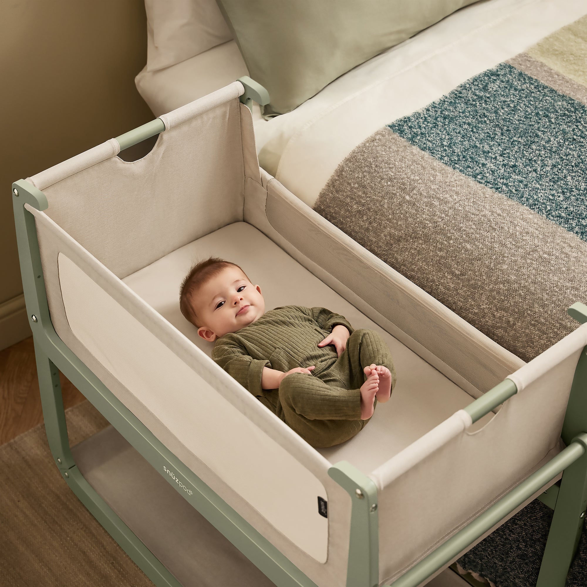 Bedside Bassinet with Breathable Mesh Side Panel P326