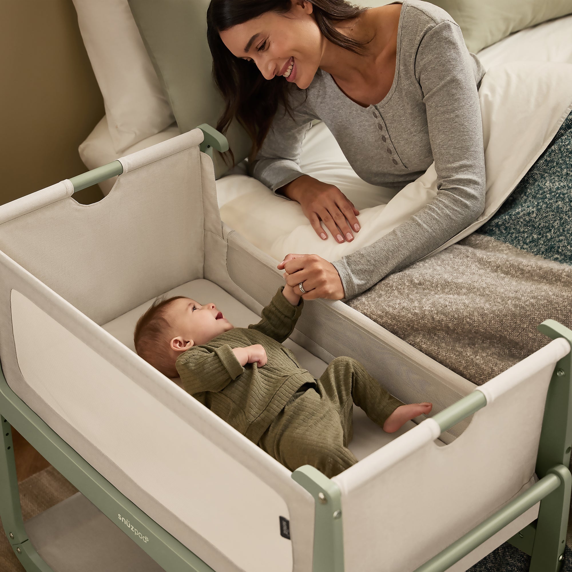Bedside Bassinet with Breathable Mesh Side Panel P326
