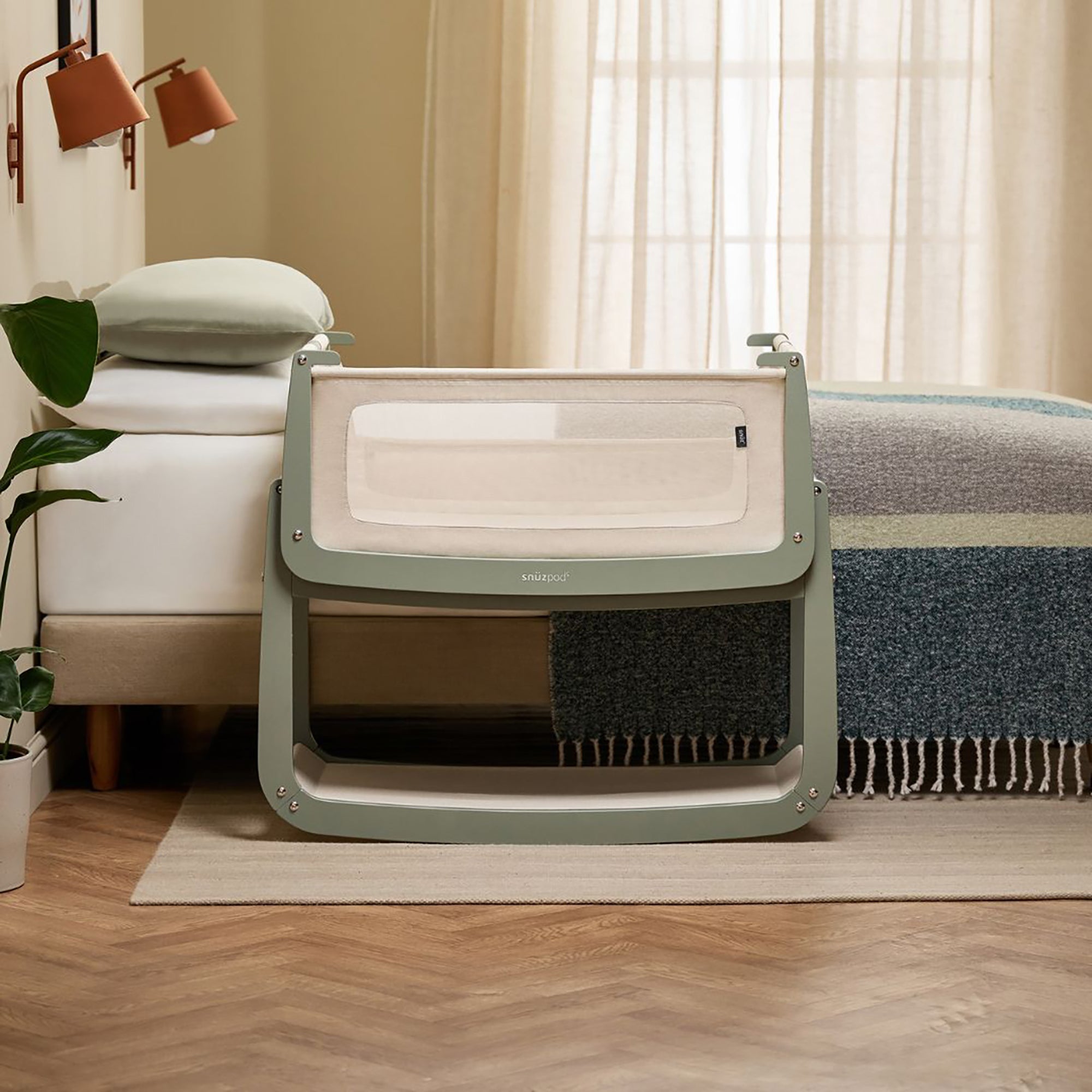 Bedside Bassinet with Breathable Mesh Side Panel P326