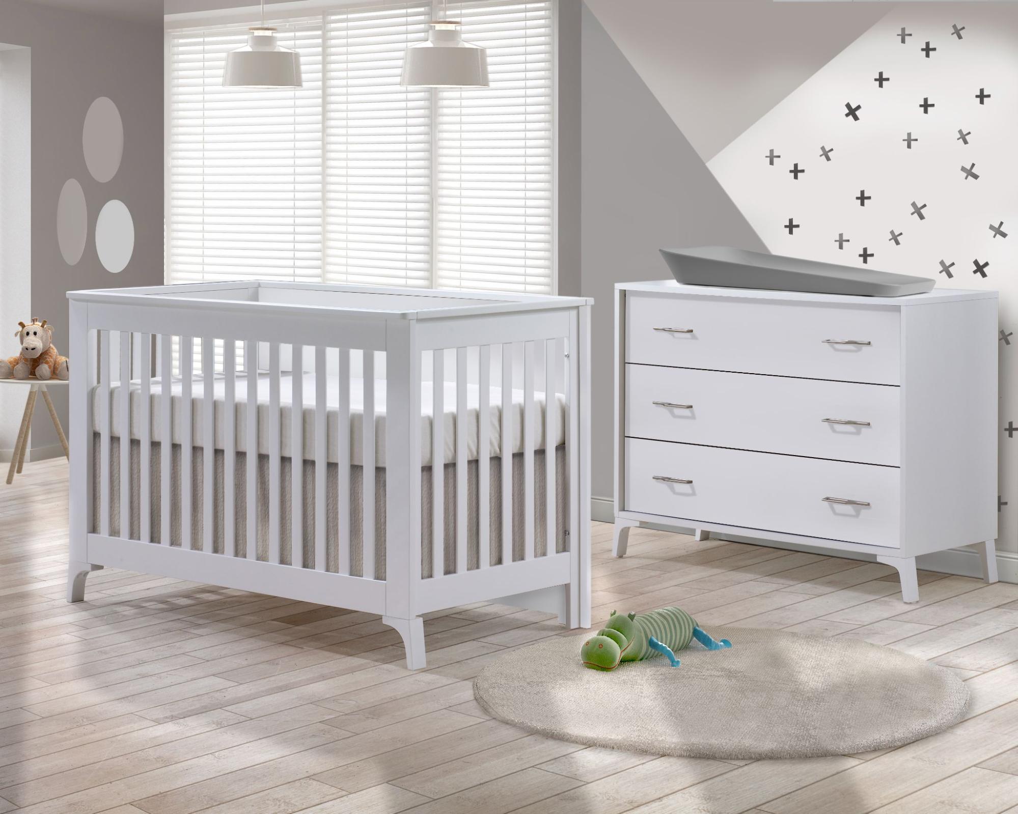 Convertible Crib and 3 Drawer Dresser Set O840